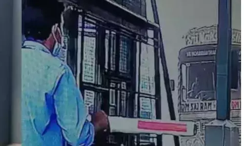 ടോള്‍ പ്ലാസയിലേക്ക് നിയന്ത്രണം വിട്ടെത്തിയ ലോറി ഇടിച്ചുകയറി; അപകടം പന്നിയങ്കരയിൽ; ഒഴിവായത് വൻ ദുരന്തം