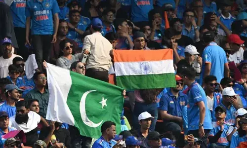 ഐസിസിയുടെ താക്കീത്; ചാംപ്യന്‍സ് ട്രോഫിയില്‍ ഹൈബ്രിഡ് മോഡലിന് വഴങ്ങി പാക്കിസ്ഥാന്‍; ഇന്ത്യയുടെ മത്സരങ്ങള്‍ യുഎഇയില്‍? രണ്ട് നിബന്ധനകളുമായി പിസിബി; ഇന്ത്യന്‍ നിലപാടിനെ പിന്തുണച്ച് മറ്റ് ക്രിക്കറ്റ് ബോര്‍ഡുകള്‍