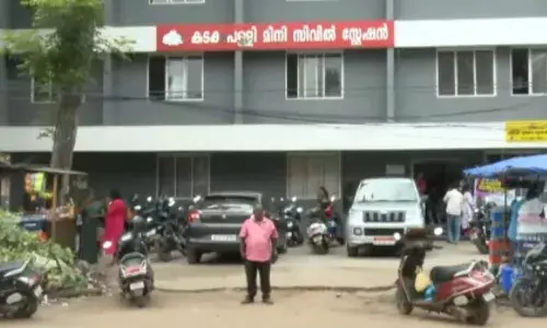 കടകംപള്ളി വില്ലേജ് ഓഫീസ് ജീവനക്കാരുടെ കൂട്ട അവധി; നടപടിയുമായി ജില്ലാ ഭരണകൂടം; മൂന്ന് ജീവനക്കാരെ സ്ഥലംമാറ്റും