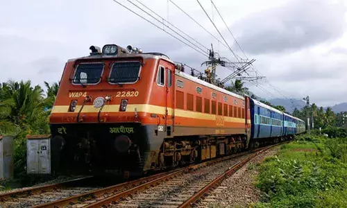 ചുഴലിക്കാറ്റിനെ തുടര്‍ന്ന് ട്രെയിന്‍ സമയത്തില്‍ മാറ്റം