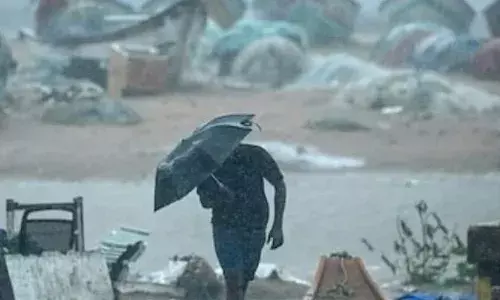 ഫിന്‍ജാല്‍ ചുഴലിക്കാറ്റ് കരതൊട്ടു; വരും മണിക്കൂറില്‍ ശക്തമാത മഴയ്ക്കും കാറ്റിനും സാധ്യത; തമിഴ്‌നാട് ജാഗ്രതയില്‍; പലയിടത്തും വെള്ളക്കെട്ട്; രണ്ട് മരണം; കേരളത്തിലും ജാഗ്രതാ നിര്‍ദേശം