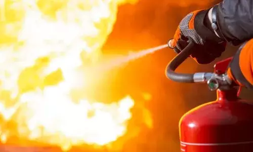 കൊച്ചി സൗത്ത് മേല്‍പ്പാലത്തിന് സമീപം തീപിടുത്തം; ആക്രി ഗോഡൗണിലെ ഗ്യാസ് സിലിണ്ടര്‍ പൊട്ടിത്തെറിച്ചു; ഗോഡൗണില്‍ കുടുങ്ങിയ ഇതര സംസ്ഥാന തൊഴിലാളികളെ അഗ്നിശമന സേന രക്ഷിച്ചു