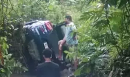 കാര്‍ തോട്ടിലേക്ക് മറിഞ്ഞു; മൂന്ന് പേർക്ക് പരിക്ക്; അപകടം മൂന്നാർ ട്രിപ്പ് കഴിഞ്ഞ് മടങ്ങവേ; സംഭവം പത്തനംതിട്ടയിൽ