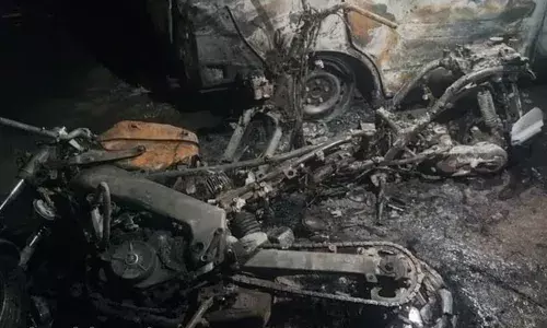 നെടുമ്പാശ്ശേരി വിമാനത്താവളത്തിന് സമീപത്തെ ഹോട്ടലില്‍ അഗ്‌നിബാധ; മുറിയില്‍ കുടുങ്ങിയ പെണ്‍കുട്ടിയെ രക്ഷിച്ചു; കാറുകളും ബൈക്കുകളും കത്തിനശിച്ചു