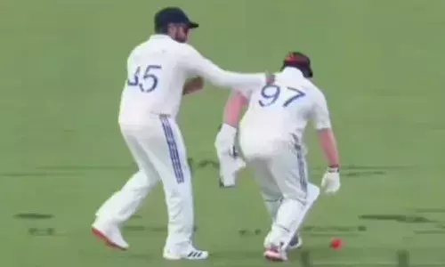 വിക്കറ്റ് കീപ്പറായി സര്‍ഫറാസ് ഖാന്റെ അരങ്ങേറ്റം; ഹര്‍ഷിത് റാണ എറിഞ്ഞ പന്ത് കൈവിട്ടു;  പിന്നാലെ ക്യാപ്റ്റന്‍ രോഹിതിന്റെ മുതുകത്ത് ഇടി;  വീഡിയോ വൈറല്‍