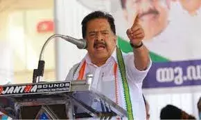 വെറും 61 അധ്യാപകരെ വെച്ച് 140 ല്‍ പരം കളരികള്‍ എങ്ങനെ നടത്തും എന്ന കാര്യം കൂടി വ്യക്തമാക്കണം; കലാമണ്ഡലം ജീവനക്കാരെ പിരിച്ചു വിട്ട നടപടി പിന്‍വലിക്കണം: രമേശ് ചെന്നിത്തല