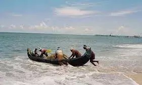 കേരള തീരത്ത് ഡിസംബര്‍ 4 വരെയും ലക്ഷദ്വീപ് തീരത്ത് ഡിസംബര്‍ 5 വരെയും കര്‍ണ്ണാടക തീരത്ത് ഡിസംബര്‍ 3, 4 തീയതികളിലും മത്സ്യബന്ധനത്തിന് പോകാന്‍ പാടില്ല; മത്സ്യത്തൊഴിലാളി ജാഗ്രത നിര്‍ദേശം ഇങ്ങനെ