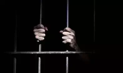 പേര് വിളിച്ച് കളിയാക്കൽ; ഭക്ഷണത്തിൽ തുപ്പിയിടുക; വംശീയ അധിക്ഷേപവും പതിവ്; ആക്രമണങ്ങളും വർധിക്കുന്നു; സ്വയം തീ കൊളുത്തി പ്രതിഷേധവുമായി ജയിലിലെ തടവുകാർ; പൊള്ളലേറ്റവർ ചികിത്സയിൽ തുടരുന്നു