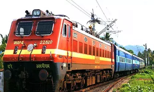 തീവണ്ടിയില്‍ നിന്നും വീണ് കിടന്നത് ആരും അറിഞ്ഞില്ല; നാലു മണിക്കൂര്‍ പാളത്തിനരികെ കിടന്ന യുവാവിന് തുണയായത് നാട്ടുകാര്‍