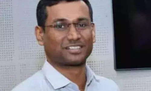 ഇതൊക്കെ നേരത്തേ അറിയിക്കണ്ടേ അമ്പാനേ, രാത്രിയെ പകലാക്കി അധ്വാനിക്കുന്ന പാവം കലക്ടര്‍: റെഡ് അലര്‍ട്ട് ഉണ്ടായിട്ടും നേരത്തെ അവധി പ്രഖ്യാപിക്കാത്തതില്‍ കണ്ണൂര്‍ ജില്ലാ കളക്ടര്‍ക്ക് വിമര്‍ശനം