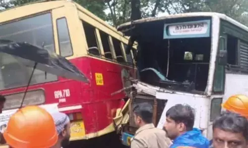 കെഎസ്ആർടിസി ബസുകൾ കൂട്ടിയിടിച്ച് അപകടം; നിരവധി പേർക്ക് പരിക്ക്; സംഭവം കണ്ണൂർ പേരാവൂരിൽ