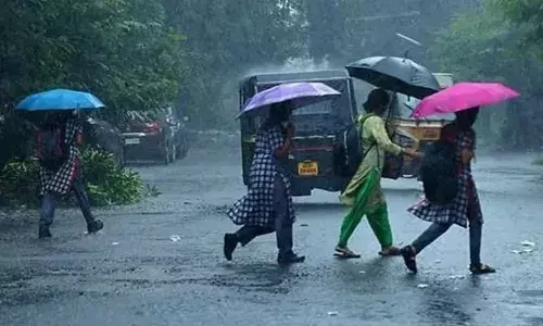 കനത്ത മഴ;  ചൊവ്വാഴ്ച തൃശൂരിലെ വിദ്യാഭ്യാസ സ്ഥാപനങ്ങള്‍ക്ക് അവധി; സുരക്ഷാ മുന്നൊരുക്കത്തിന്റെ ഭാഗമായാണ് അവധി പ്രഖ്യാപിച്ചിരിക്കുന്നത്‌