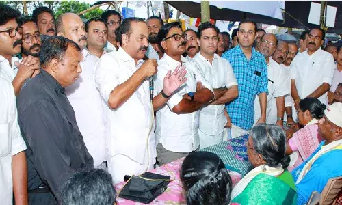 മുനമ്പത്തേത് 10 മിനിറ്റ് കൊണ്ട് തീര്‍ക്കാാവുന്ന പ്രശ്‌നം; ഭൂമി വഖഫ് ആണെന്ന് അവകാശപ്പെടുന്നത് സര്‍ക്കാര്‍ നിയോഗിച്ച വഖഫ് ബോര്‍ഡ് മാത്രം; കുടിയിറക്ക് അനുവദിക്കില്ലെന്നും സമരഭൂമി സന്ദര്‍ശിക്കവേ വി ഡി സതീശന്‍