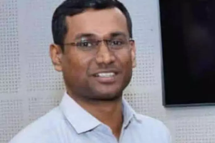 ഇതൊക്കെ നേരത്തേ അറിയിക്കണ്ടേ അമ്പാനേ, രാത്രിയെ പകലാക്കി അധ്വാനിക്കുന്ന പാവം കലക്ടര്‍: റെഡ് അലര്‍ട്ട് ഉണ്ടായിട്ടും നേരത്തെ അവധി പ്രഖ്യാപിക്കാത്തതില്‍ കണ്ണൂര്‍ ജില്ലാ കളക്ടര്‍ക്ക് വിമര്‍ശനം