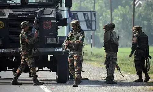 ശ്രീനഗറിലെ ഹര്‍വാനില്‍ ഭീകരരും സുരക്ഷ സേനയും തമ്മില്‍ ഏറ്റുമുട്ടല്‍; മൂന്ന് ഭീകരര്‍ ഒളിച്ചിരിക്കുന്നതായി റിപ്പോര്‍ട്ട്: പ്രദേശം പൂര്‍മണായി വളഞ്ഞ് സൈന്യം