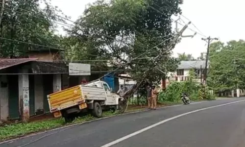 പിക്കപ്പ് വാൻ നിയന്ത്രണം വിട്ട് വൈദ്യുതി പോസ്റ്റിലേക്ക് ഇടിച്ചു കയറി; പോസ്റ്റും വൈദ്യുതി ലൈനുകളും റോഡിലേക്ക് ചാഞ്ഞു; ഒഴിവായത് വൻ അപകടം