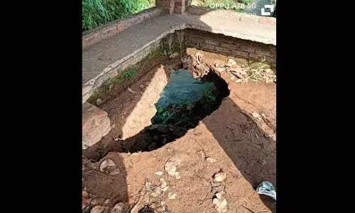 വെയിറ്റിങ് ഷെഡിന്റെ തറയില്‍ ഗര്‍ത്തം; രണ്ടു വിദ്യാര്‍ഥിനികള്‍ ഒഴുക്കു തോട്ടിലേക്ക് വീണു; രക്ഷപ്പെടുത്തി യുവാവ്