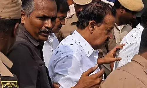 പ്രളയബാധിത മേഖലയില്‍ സന്ദര്‍ശനത്തിനെത്തി; കാറില്‍ നിന്നിറങ്ങാതെ തമിഴ്നാട് മന്ത്രി; കെ. പൊന്‍മുടിയ്ക്ക് നേരെ ചെളിവാരിയെറിഞ്ഞ് ജനങ്ങള്‍