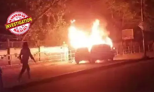 കൊല്ലത്ത് യുവതിയെ ഭര്‍ത്താവ് തീകൊളുത്തി കൊന്നു; സംഭവം ചെമ്മാംമുക്കില്‍; തീകൊളുത്തിയത് കാറില്‍ സഞ്ചരിച്ച യുവതിയെയും യുവാവിനെയും; പൊള്ളലേറ്റ യുവാവ് ആശുപത്രിയില്‍; അക്രമം കാട്ടിയ ഭര്‍ത്താവ് കസ്റ്റഡിയില്‍