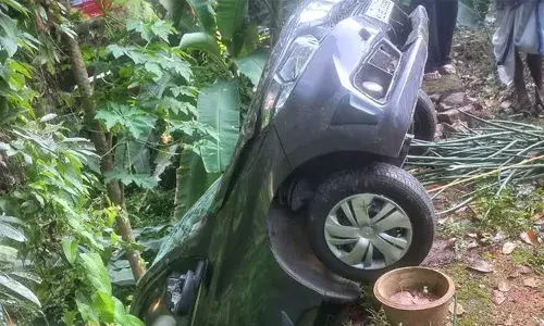 നിയന്ത്രണംവിട്ട കാര്‍ അടുത്ത വീട്ടിലെ പോര്‍ച്ചും കടന്ന് കുഴിയില്‍ വീണു; കാറിലുണ്ടായിരുന്ന അമ്മയും മകനും അത്ഭുതകരമായി രക്ഷപ്പെട്ടു