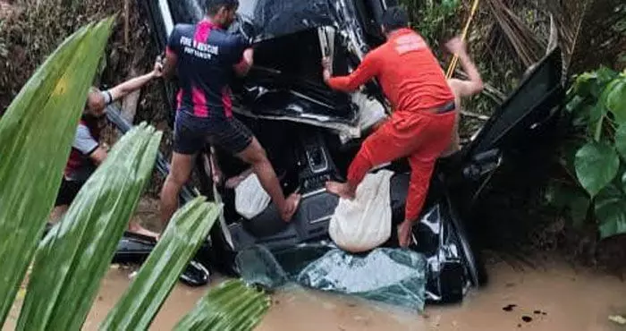 ഓടികൊണ്ടിരിക്കുമ്പോള്‍ മരം വീണു; ഇരിട്ടിയില്‍ കാര്‍ കുളത്തിലേക്ക് മറിഞ്ഞ് യുവാവ് മരിച്ചു