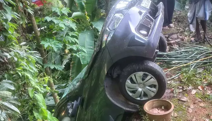 നിയന്ത്രണംവിട്ട കാര്‍ അടുത്ത വീട്ടിലെ പോര്‍ച്ചും കടന്ന് കുഴിയില്‍ വീണു; കാറിലുണ്ടായിരുന്ന അമ്മയും മകനും അത്ഭുതകരമായി രക്ഷപ്പെട്ടു