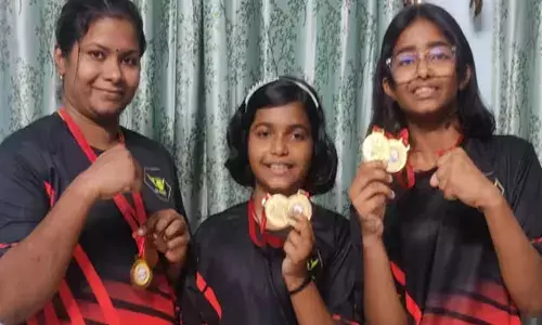 ബലംപിടിച്ച് സ്വര്‍ണമണിഞ്ഞ് അമ്മയും മക്കളും; ഇടുക്കി ജില്ല പഞ്ചഗുസ്തി മത്സരത്തില്‍ സ്വര്‍ണനേട്ടം സ്വന്തമാക്കി അമ്മയും പെണ്‍മക്കളും