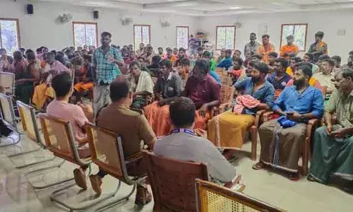 തൊഴിലാളികളുടെ ആവശ്യങ്ങള്‍ ദേവസ്വംബോര്‍ഡ് അധികൃതര്‍ക്കു മുമ്പില്‍ അവതരിപ്പിക്കുമെന്നതിന് ഉറപ്പ്; എഡിഎമ്മുമായി നടത്തിയ ചര്‍ച്ചയിലൂടെ ഡോളി തൊഴിലാളി സമരം പിന്‍വലിച്ചു