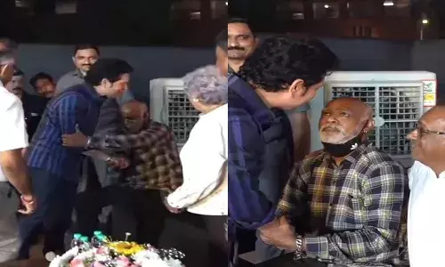 ഏറെ നാളുകള്‍ക്ക് ശേഷം അപ്രതീക്ഷിതമായി കളിക്കൂട്ടുകാരന്‍ മുന്നില്‍; സച്ചിന്റെ കൈ വിടാതെ വിനോദ് കാംബ്ലി; സംഘാടകള്‍ ആവശ്യപ്പെട്ടിട്ടും വിട്ടില്ല: വികാരനിര്‍ഭര പുനഃസമാഗമം: വീഡിയോ