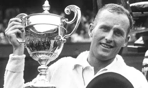 1984ല്‍ ഇന്റര്‍നാഷണല്‍ ടെന്നീസ് ഹാള്‍ ഓഫ് ഫെയിമില്‍ ഇടം നേടി; അന്താരാഷ്ട്ര ടെന്നീസ് ഫെഡറേഷന്റെ ഫിലിപ്പ് ചാട്രിയര്‍ അവാര്‍ഡ്; 1960ല്‍ വിംബിള്‍ഡണ്‍: ഓസ്ട്രേലിയന്‍ ടെന്നീസ് താരവും ഡേവിസ് കപ്പ് ക്യാപ്റ്റനുമായ നീല്‍ ഫ്രേസര്‍ അന്തരിച്ചു