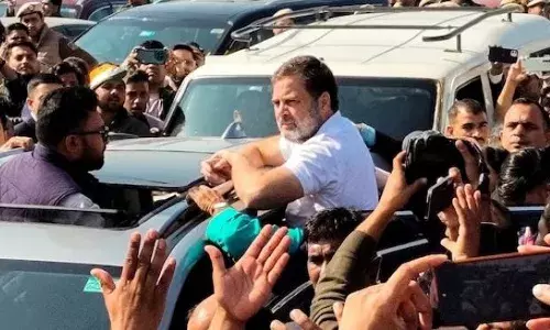 സംഭൽ സന്ദർശിക്കാൻ പുറപ്പെട്ട രാഹുലിനെയും പ്രിയങ്കയെയും വഴിയിൽ തടഞ്ഞു; കോൺഗ്രസ് പ്രവർത്തകരും പോലീസും ഏറ്റുമുട്ടി; കോൺഗ്രസ് നേതാക്കളെ തടയാൻ നാല് ജില്ലകൾക്ക് നിർദേശം; നിരോധനാജ്ഞ കഴിയും വരെ ആർക്കും പ്രവേശനമില്ലെന്ന് ഉത്തരവ്