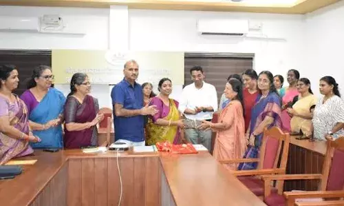 സംസ്‌കൃത സര്‍വ്വകലാശാല താളിയോല ഗ്രന്ഥശാലയിലേയ്ക്ക് അപൂര്‍വ്വ താളിയോല ഗ്രന്ഥങ്ങളും പുസ്തകങ്ങളുടെ ശേഖരവും കൈമാറി