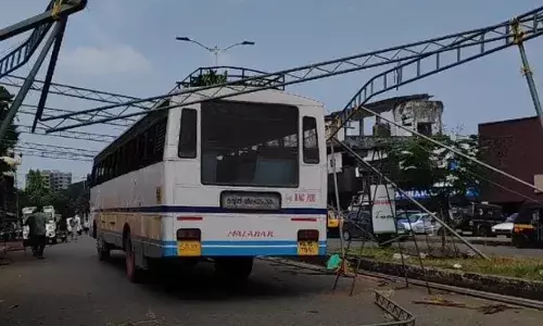 പട്ടാപ്പകല്‍ നടുറോഡ് കയ്യേറി കൂറ്റന്‍ സമര പന്തല്‍ നിര്‍മ്മിച്ച് എല്‍ഡിഎഫ്; ഇരച്ചെത്തിയ കെ.എസ്.ആര്‍.ടിസി പന്തല്‍ തകര്‍ത്ത് കുടുങ്ങി, അസം സ്വദേശിയായ തൊഴിലാളി രക്ഷപ്പെട്ടത് പുല്‍ത്തകിടിയില്‍ വീണതുകൊണ്ടുമാത്രം