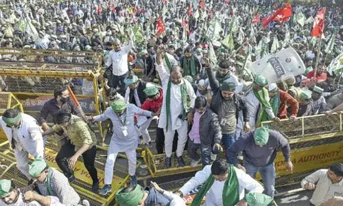 ഉത്തര്‍പ്രദേശില്‍ കര്‍ഷകരുടെ പ്രശ്‌നങ്ങള്‍ പരിഹരിക്കാന്‍ അഞ്ചംഗ കമ്മിറ്റി: തീരുമാനം പ്രക്ഷോഭത്തിന് പിന്നാലെ