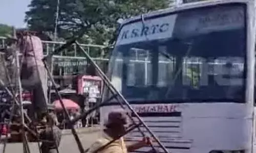 ഇറങ്ങി ഓടിക്കോട..; പാഞ്ഞെത്തിയ കെ.എസ്.ആര്‍.ടി.സി ബസ് എല്‍.ഡി.എഫ് സമരപ്പന്തലിലേക്ക് ഇടിച്ചു കയറി; കുതറിയോടി പ്രവർത്തകർ; ഒരാള്‍ക്ക് പരിക്ക്