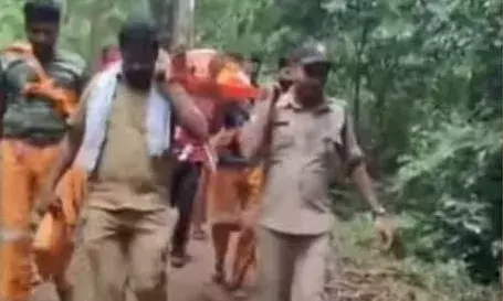 ശബരിമല കാനനപാതയിൽ രണ്ട് മാളികപുറങ്ങൾ കുടുങ്ങി; ഒരു മണിക്കൂര്‍ നീണ്ട തിരച്ചിലിനൊടുവിൽ ആശ്വാസം; രക്ഷകരായി ഫയർഫോഴ്‌സ്