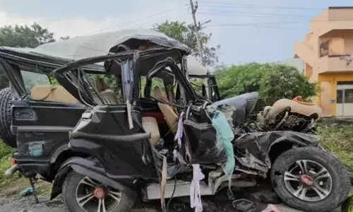 പാർക്ക് ചെയ്തിരുന്ന ലോറിക്ക് പിന്നിലേക്ക് ജീപ്പ് ഇടിച്ചുകയറി വൻ അപകടം; മൂന്ന് പേർ മരിച്ചു; ഒരാൾക്ക് ഗുരുതര പരിക്ക്; ദാരുണ സംഭവം വെല്ലൂരില്‍