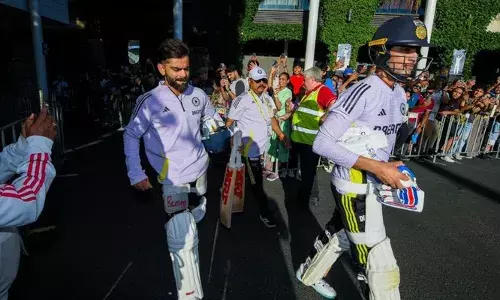 ഓസിസ് പരിശീലനം കാണാന്‍ 70 പേര്‍ മാത്രം;  ഇന്ത്യന്‍ താരങ്ങളെ കാണാനും ഫോട്ടോയ്ക്കും ഓട്ടോഗ്രാഫിനും തിരക്ക്;  ഔട്ടായാല്‍ ബോഡി ഷേമിംഗ്;  പരിശീലനം മതിയാക്കി രോഹിതും സംഘവും;  ആരാധകരെ വിലക്കി ഓസ്‌ട്രേലിയ