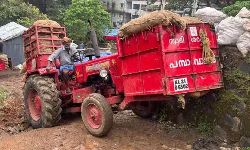 സന്നിധാനത്ത് കൊപ്രാക്കളത്തിലേക്കുള്ള പാത തകര്‍ന്നു തന്നെ; അപകടസാധ്യത വര്‍ധിച്ചു; ലോഡുമായി പോയ ട്രാക്ടര്‍ ചരിഞ്ഞു