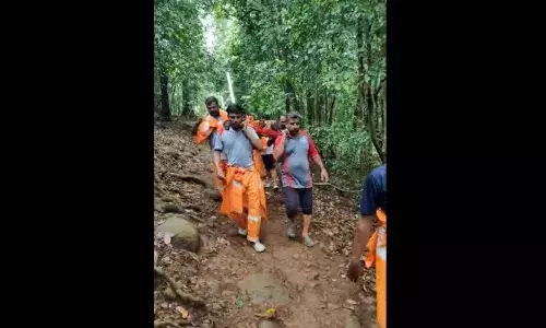 കാനനപാതയില്‍ മുതിര്‍ന്ന മാളികപ്പുറങ്ങള്‍ കുടുങ്ങി; സ്ട്രെച്ചറില്‍ ചുമന്ന് സന്നിധാനത്ത് എത്തിച്ച് അഗ്‌നിരക്ഷാസേന