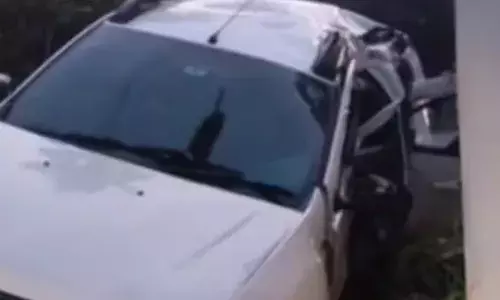 കോളേജ് വിദ്യാർത്ഥികൾ സഞ്ചരിച്ച കാർ ഇലക്ട്രിക് പോസ്റ്റിൽ ഇടിച്ച് അപകടം; മൂന്ന് പേർക്ക് പരിക്ക്; ഒരാളുടെ നില ഗുരുതരം; സംഭവം എറണാകുളത്ത്