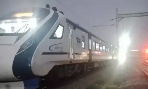 യാത്രക്കാര്‍ പാതിവഴിയില്‍ കുടുങ്ങിയത് മൂന്ന് മണിക്കൂര്‍;  ഒടുവില്‍ യാത്ര പുനഃരാരംഭിച്ച് വന്ദേ ഭാരത് എക്‌സ്പ്രസ്;  പവര്‍ സര്‍ക്യൂട്ടിലുണ്ടായ തകരാര്‍ പരിഹരിച്ചു;  അങ്കമാലിയില്‍ പ്രത്യേക സ്റ്റോപ്പ് അനുവദിച്ചു