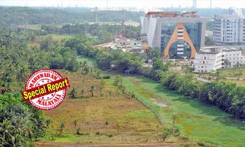 ഉമ്മന്‍ചാണ്ടി സര്‍ക്കാരിന്റെ കാലത്ത് ചര്‍ച്ച തുടങ്ങി; കരാറില്‍ ഒപ്പിട്ടത് വി എസ് സര്‍ക്കാര്‍; പത്ത് വര്‍ഷം കൊണ്ട് 90,000 പേര്‍ക്ക് തൊഴില്‍ വാഗ്ദാനം; നല്‍കിയത് എണ്ണായിരത്തില്‍ താഴെ; വ്യവസായ തള്ളിനിടെ സ്വപ്നപദ്ധതി കൊച്ചി സ്മാര്‍ട്ട് സിറ്റി പദ്ധതിക്ക് തിരശ്ശീല വീഴുന്നു; ടീക്കോമിന് നല്‍കിയ ഭൂമി തിരിച്ചുപിടിക്കും