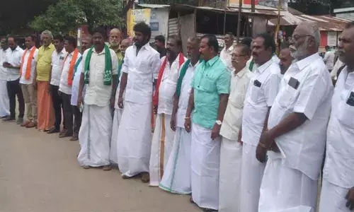 മുല്ലപ്പെരിയാര്‍ അറ്റകുറ്റപ്പണി; നിര്‍മാണ സാമഗ്രികള്‍ കയറ്റി വന്ന ലോറി കേരള വനംവകുപ്പ് തടഞ്ഞു; തമിഴ്നാട്ടില്‍ പ്രതിഷേധം