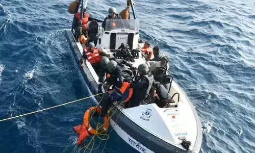 കടലിൽ ചരക്ക് കപ്പൽ മുങ്ങിത്താണു; ആശങ്ക; പാക് ഏജൻസിയുമായി സഹകരിച്ച് കോസ്റ്റ് ഗാർഡിൻ്റെ രക്ഷാപ്രവർത്തനം; ദൗത്യം ഫലം കണ്ടു; കപ്പലിലെ 12 ഇന്ത്യാക്കാരായ ജീവനക്കാരെയും അതിസാഹസികമായി രക്ഷിച്ചു; ഒഴിവായത് വൻ ദുരന്തം