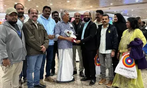 ദമ്മാമിലെത്തിയ ബിനോയ് വിശ്വത്തിനും സത്യന്‍ മൊകേരിയ്ക്കും നവയുഗം എയര്‍പോര്‍ട്ടില്‍ വെച്ച് സ്വീകരണം നല്‍കി