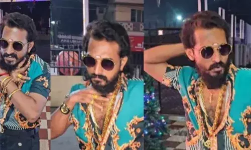 മക്കളെ..നിനക്കൊക്കെ എന്തുപറ്റി..!; ആറാട്ട് അണ്ണൻ പോയി ഇനി പുഷ്പ അണ്ണൻ ഭരിക്കും; ‘പുഷ്പ ഫയറാടാ..താഴത്തില്ലടാ..’; അലറി വിളിച്ച് ഡയലോഗ്; കണ്ടുനിന്നവർക്ക് ചിരിപൊട്ടി; പുഷ്പ ഡേയ്ക്ക് തിയേറ്ററിൽ സംഭവിച്ചത്!