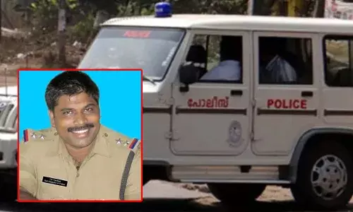 സ്‌റ്റേഷന്‍ ബോംബ് വച്ച് തകര്‍ക്കുമെന്ന് ഭീഷണി; കാപ്പ പ്രതിയെ പിടിക്കാന്‍ എത്തിയ ഒല്ലൂര്‍ സിഐക്ക് ഗൂണ്ടാ ആക്രമണത്തില്‍ കുത്തേറ്റു; മാരിമുത്തു അടക്കം മൂന്നു ഗൂണ്ടകള്‍ കസ്റ്റഡിയില്‍