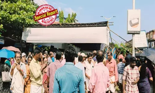 തലസ്ഥാനത്ത് വഞ്ചിയൂരില്‍ ഏരിയ സമ്മേളനത്തിനായി റോഡ് ഗതാഗതം തടസ്സപ്പെടുത്തി നാട്ടുകാരുടെ ക്ഷമ പരീക്ഷിച്ചു; പിന്നാലെ കണ്ണൂരില്‍ നടുറോഡ് കയ്യേറി എല്‍ഡിഎഫിന്റെ ഹെഡ്‌പോസ്റ്റ് ഓഫീസ് സമരം; ഗതാഗതം പുന: സ്ഥാപിച്ചത് മണിക്കൂറുകള്‍ക്ക് ശേഷം; സിപിഎമ്മിനെ പേടിച്ച് കോടതി ഉത്തരവ് പോലും പാലിക്കാതെ പൊലീസും