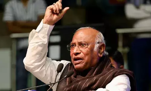 ഉത്തര്‍പ്രദേശ് കോൺഗ്രസ്സിൽ അഴിച്ചുപണി; സംസ്ഥാന ഘടകങ്ങളടക്കം എല്ലാ കമ്മിറ്റികളും പിരിച്ചുവിട്ട് ദേശീയ അധ്യക്ഷന്‍ മല്ലികാര്‍ജുന്‍ ഖാര്‍ഗെ; താഴെത്തട്ട് മുതൽ പാർട്ടിയെ ശക്തിപ്പെടുത്തുക ലക്ഷ്യം